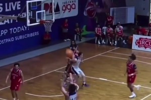 笑死！21号抢篮板裤子被扒拉下来了！估计以后都有阴影了！