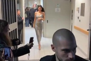 美出高级感，肯豆身穿礼服优雅离场，引粉丝高呼！