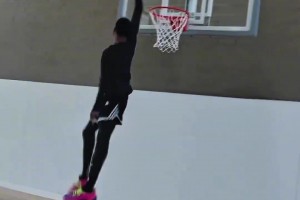 米切尔展示高难度扣篮！这个要放在扣篮大赛，要变成三个动作